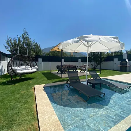 Case de vacanță Muestakil Havuzlu